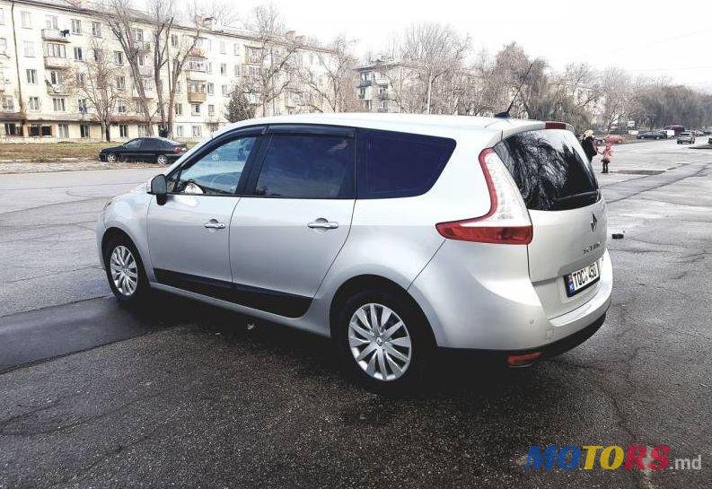 2010' Renault Grand Scenic photo #1