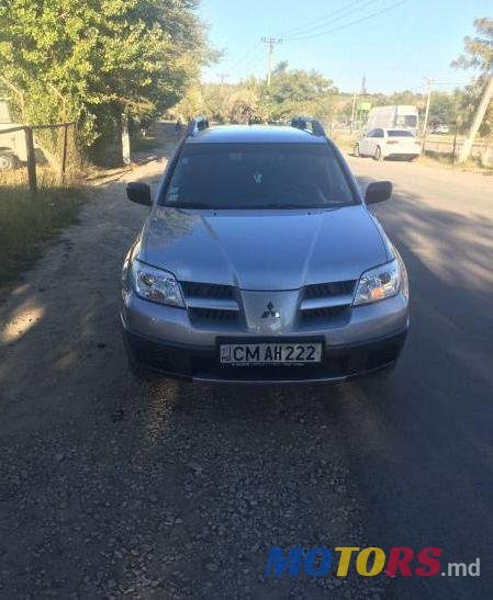 2005' Mitsubishi Outlander photo #2