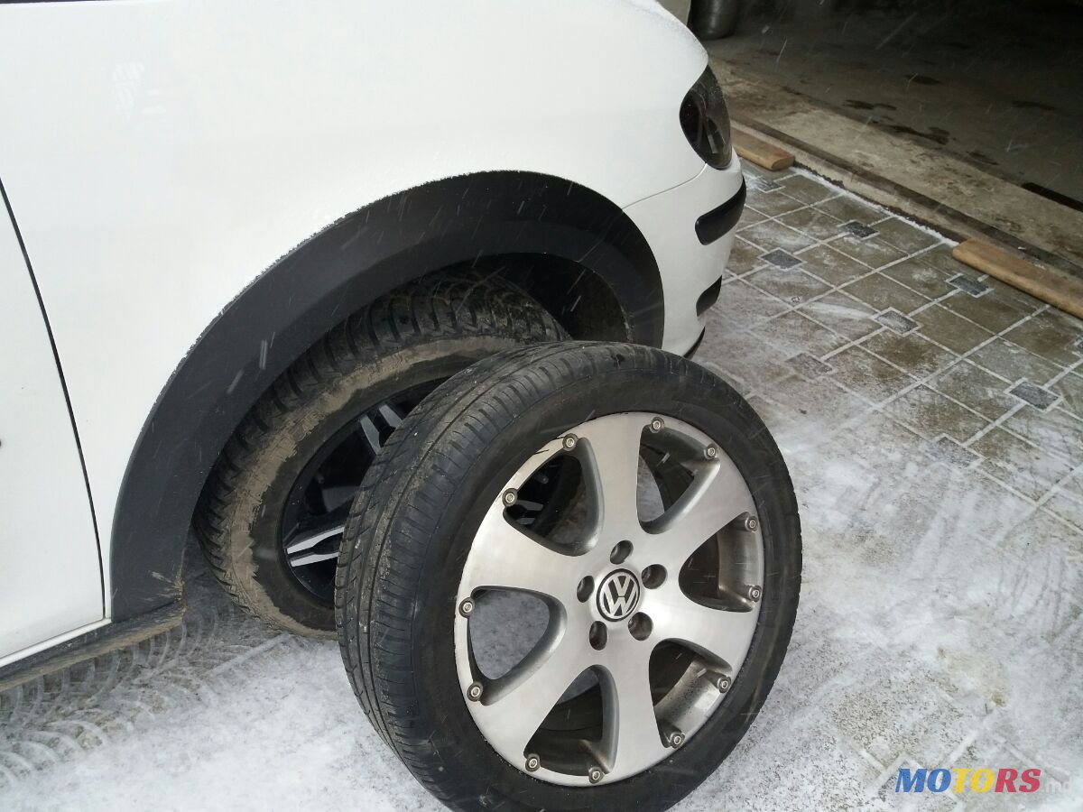 2010' Volkswagen Cross Touran Swiss Edition photo #3