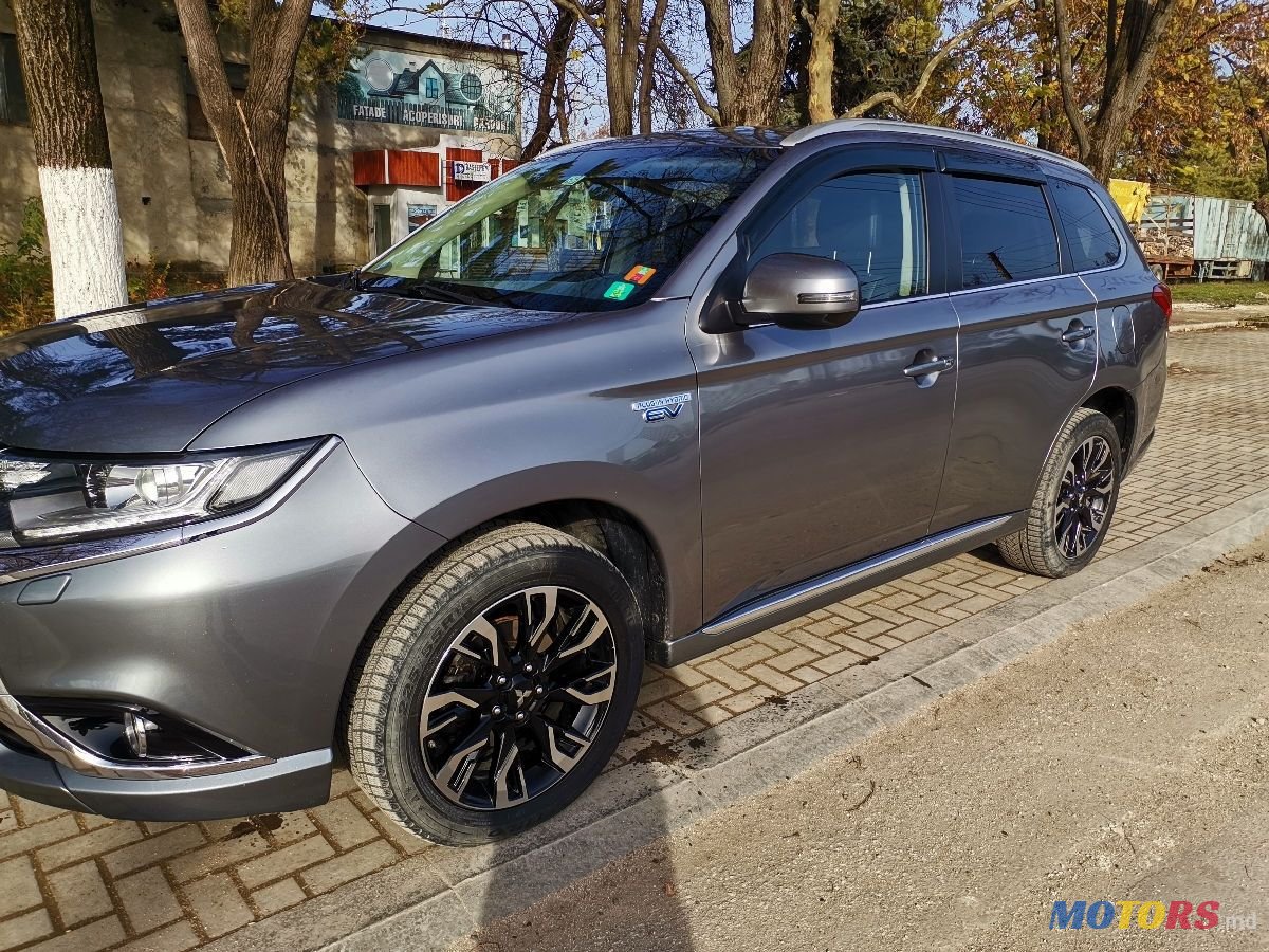 2015' Mitsubishi Outlander photo #3