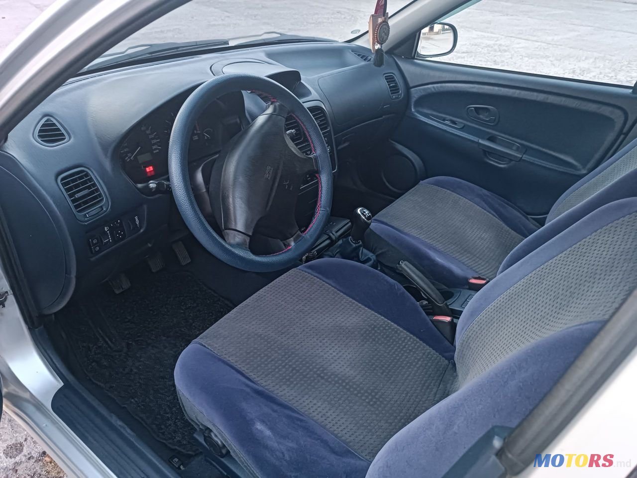 2000' Mitsubishi Carisma photo #2