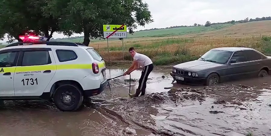 Operaţiune de salvare a unui BMW Seria 5 împotmolit, cu o Dacia Duster a poliţiei din Moldova