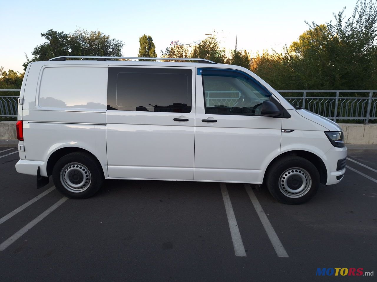 2016' Volkswagen Transporter photo #6