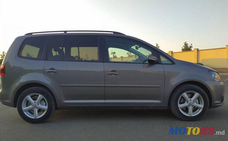 2011' Volkswagen Touran photo #1