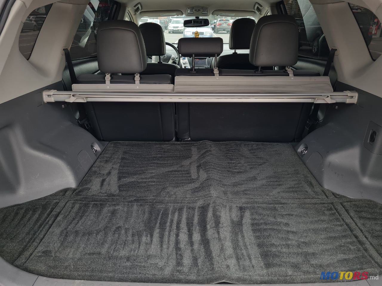 2013' Toyota Prius v photo #5