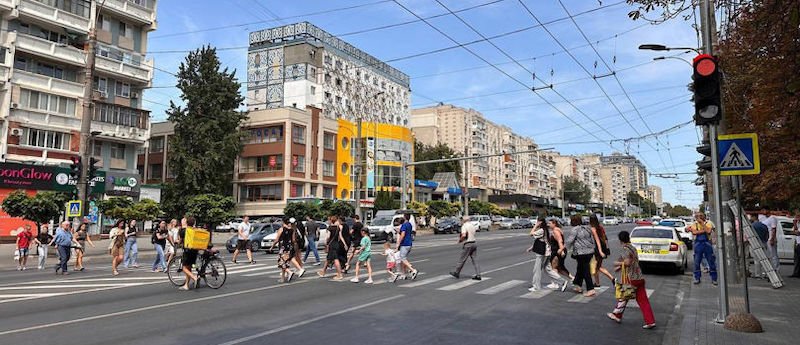 Semafoare pietonale, montate într-o intersecție aglomerată din Capitală