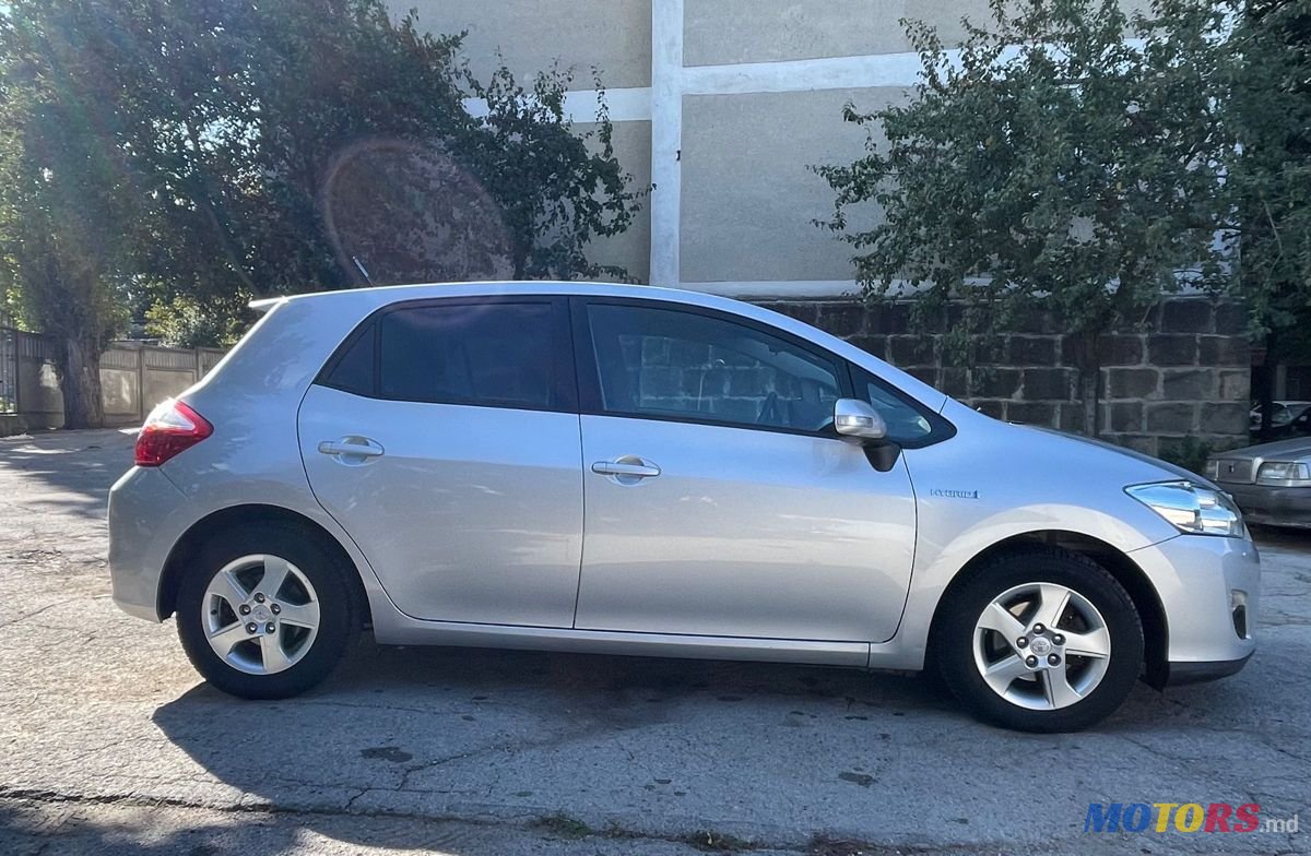2011' Toyota Auris photo #2