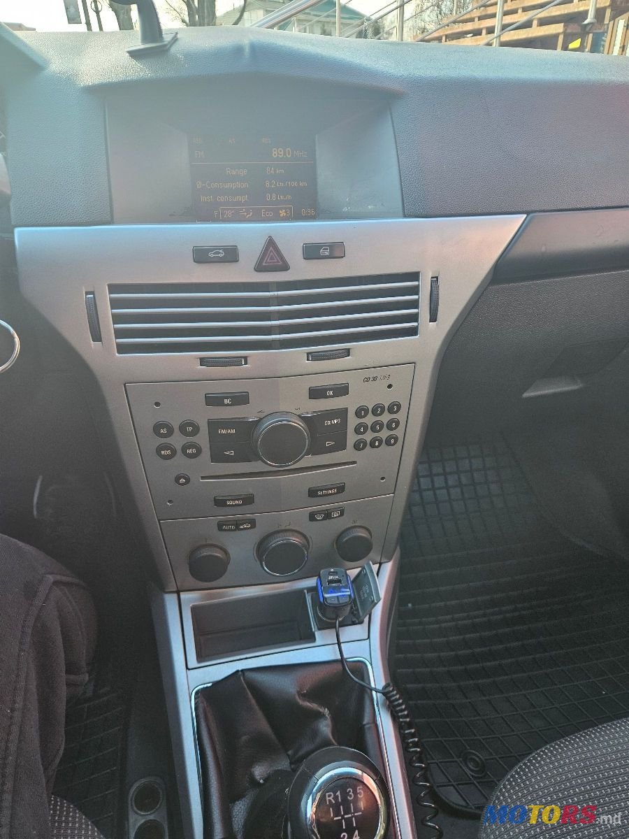 2011' Opel Astra photo #5