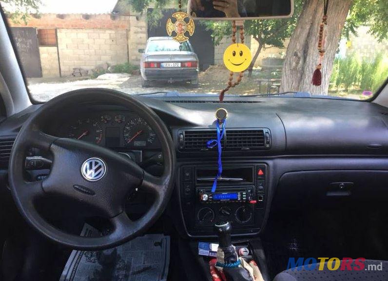 2001' Volkswagen Passat photo #2