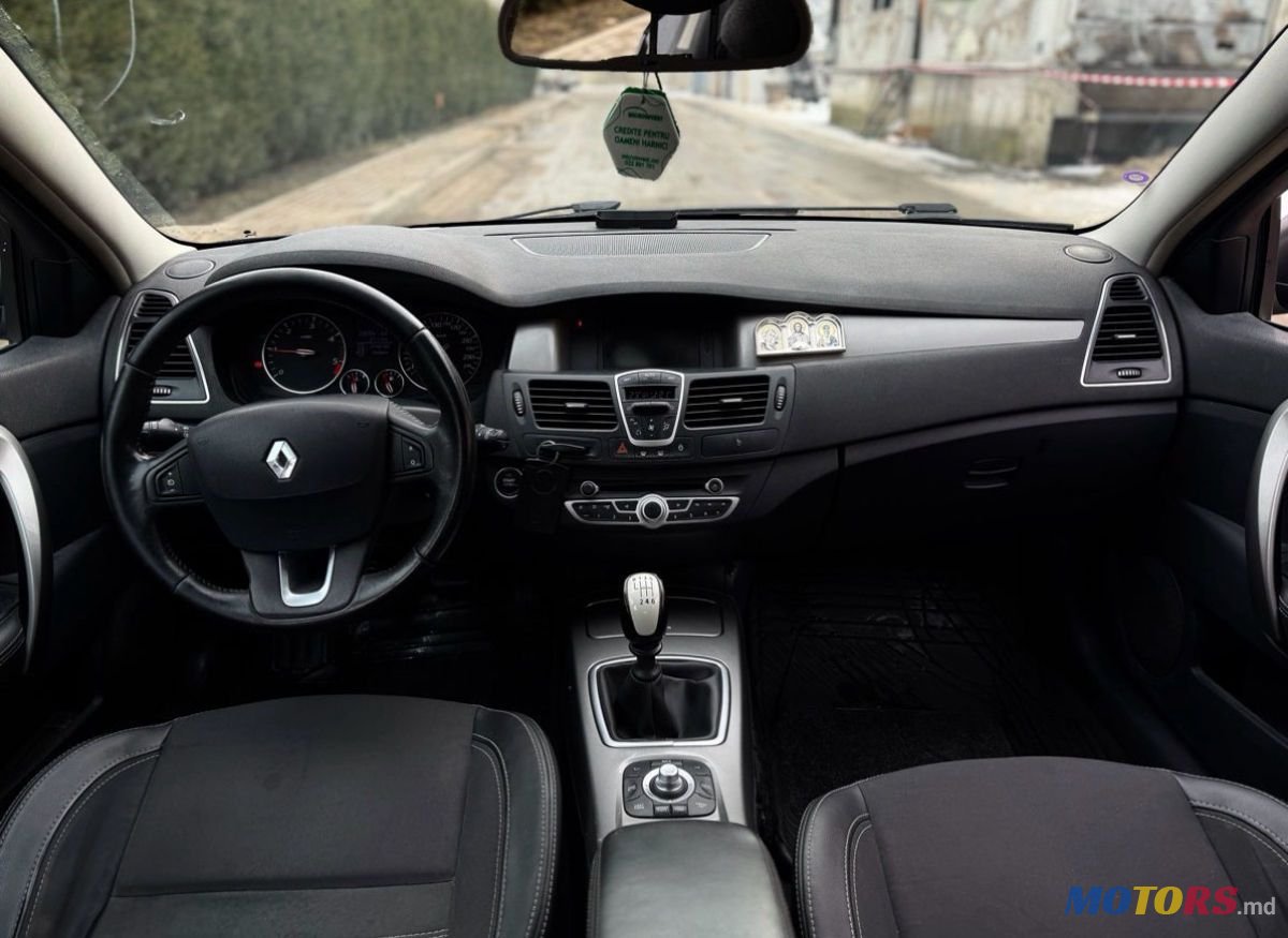 2011' Renault Laguna photo #5