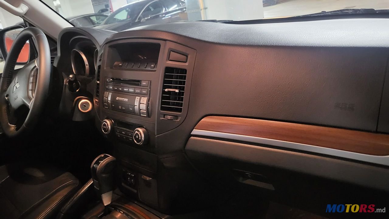 2009' Mitsubishi Pajero photo #6