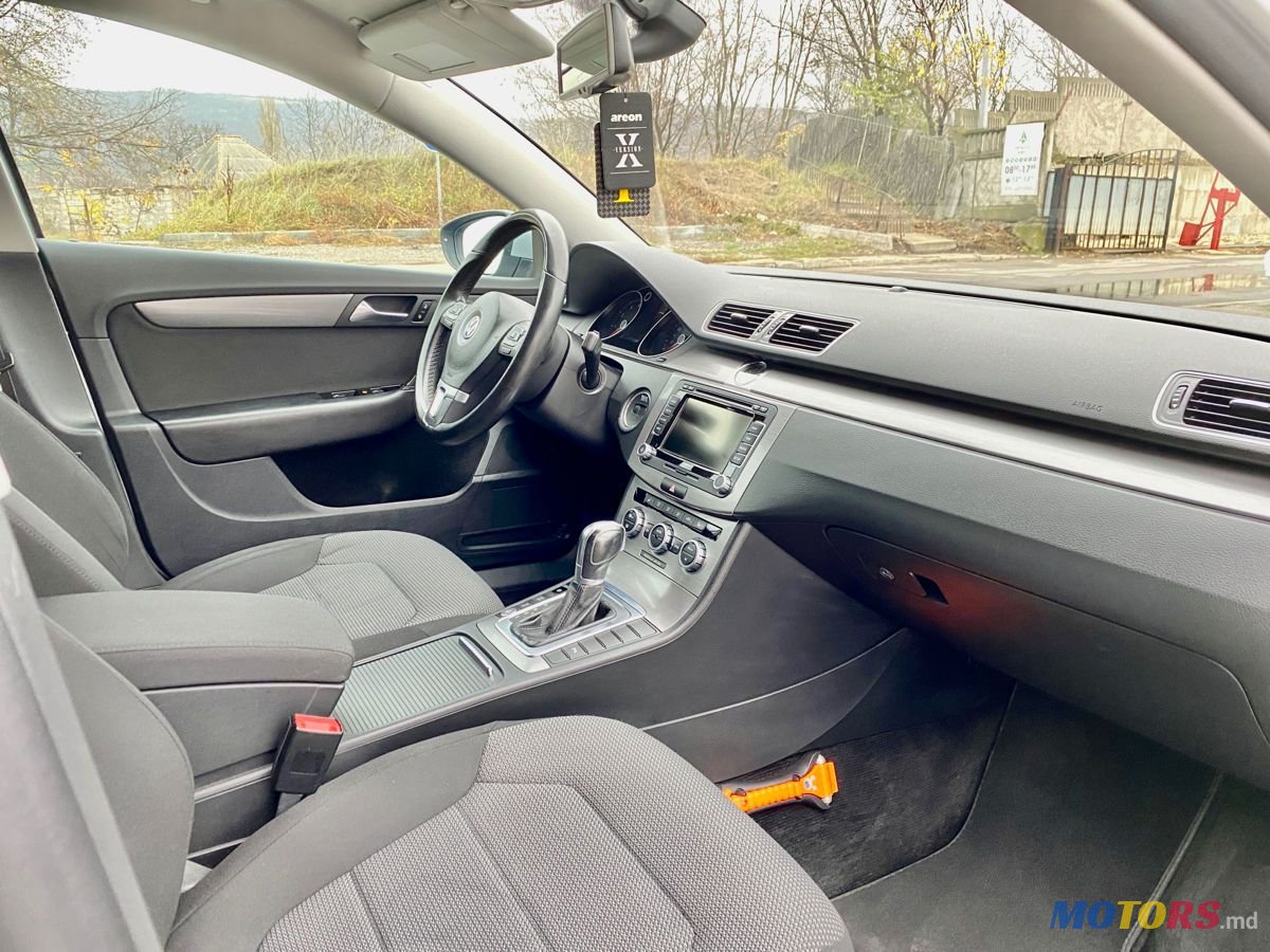 2012' Volkswagen Passat photo #6