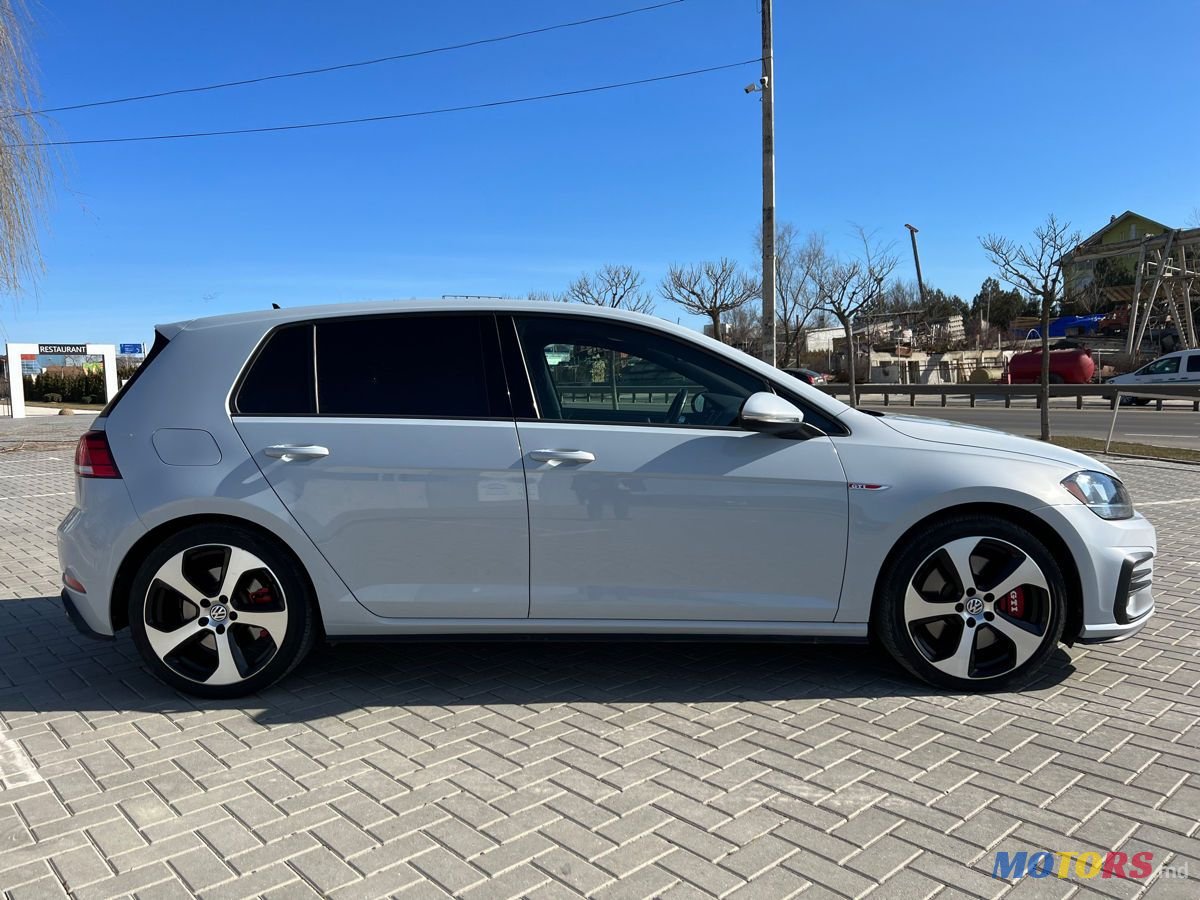 2019' Volkswagen Golf photo #6
