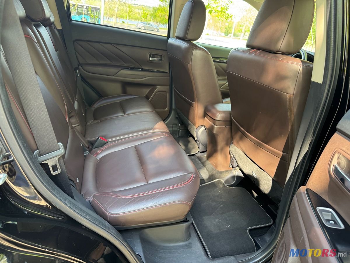 2015' Mitsubishi Outlander photo #2