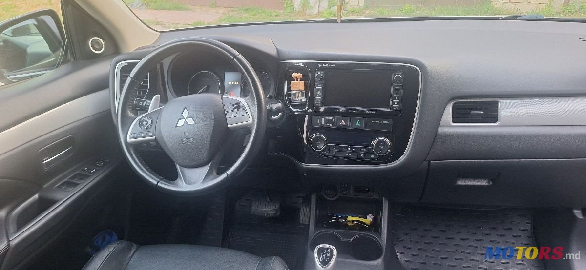 2016' Mitsubishi Outlander photo #6