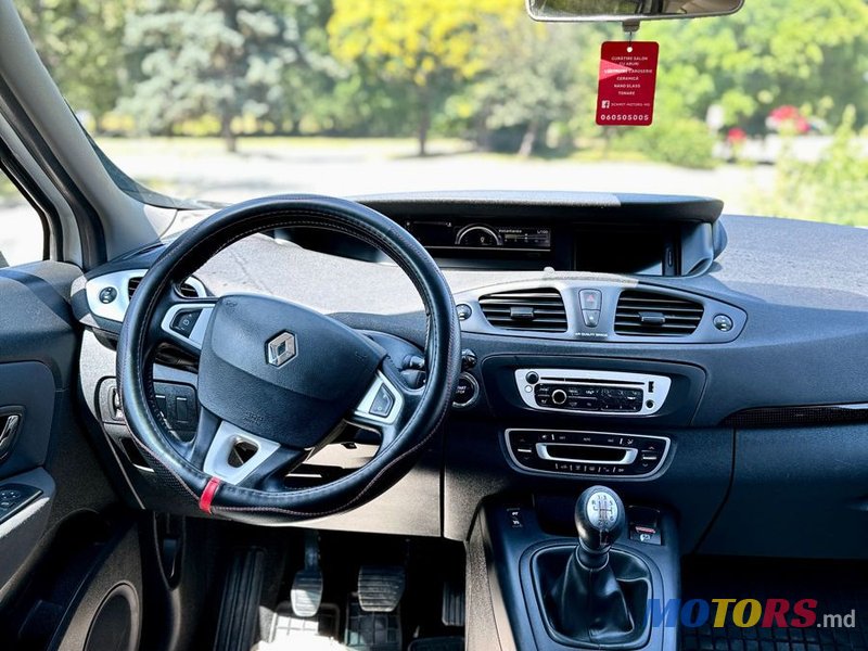 2012' Renault Scenic photo #5