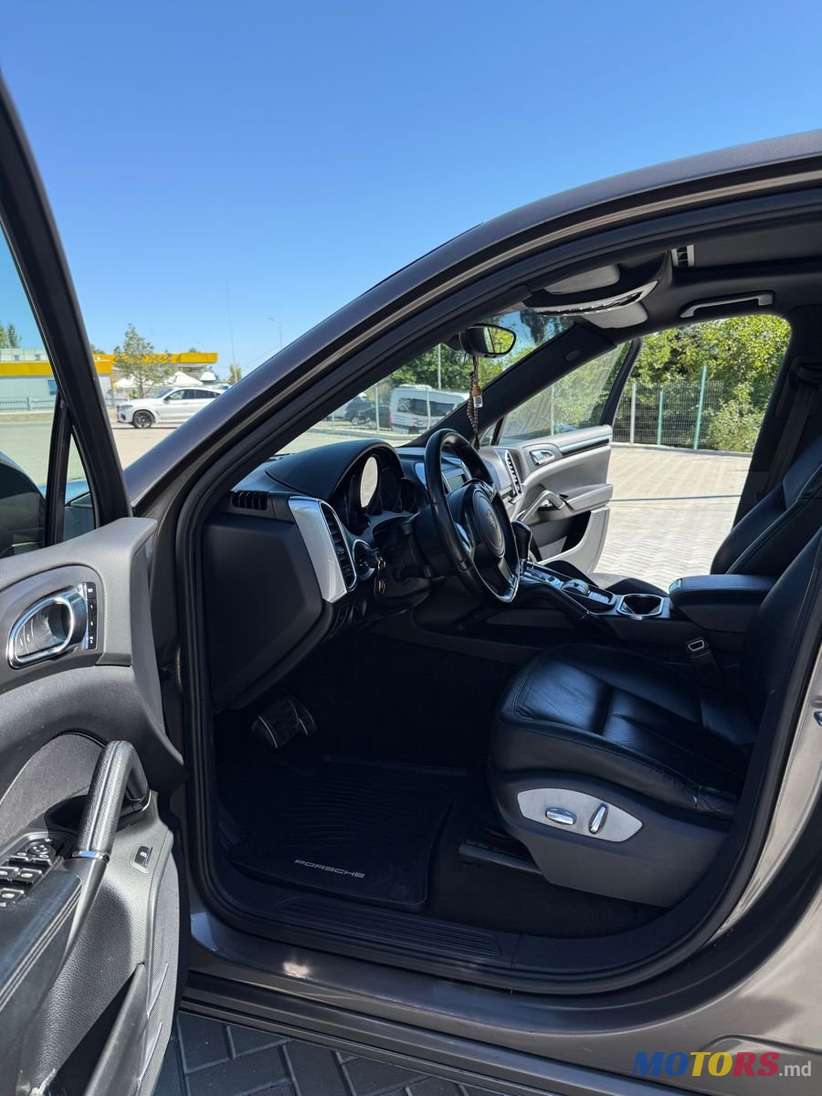 2012' Porsche Cayenne photo #5