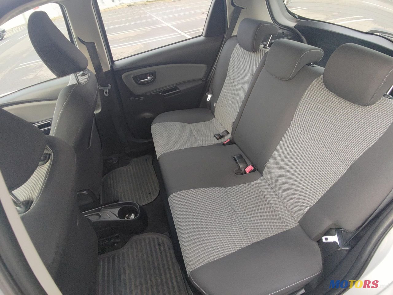 2015' Toyota Yaris photo #6