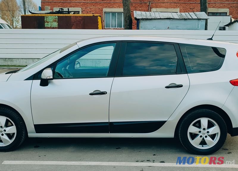 2013' Renault Grand Scenic photo #2