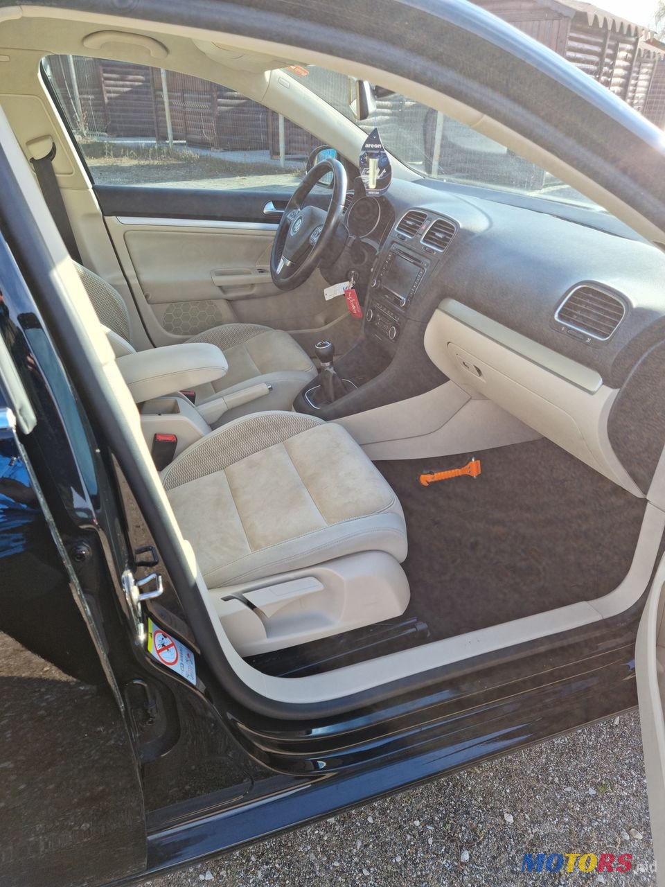 2011' Volkswagen Golf photo #3