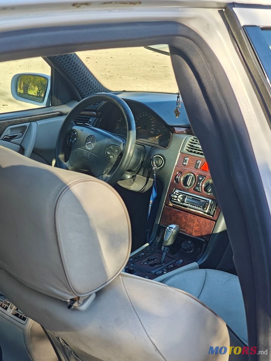 2002' Mercedes-Benz E-Class photo #4