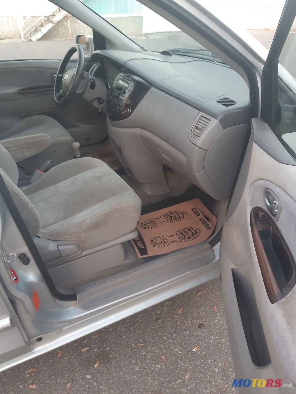 2001' Mazda MPV photo #2