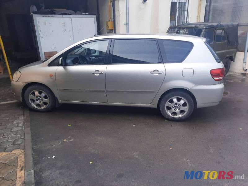 2002' Toyota Avensis photo #1