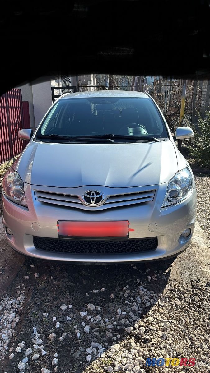 2011' Toyota Auris photo #2