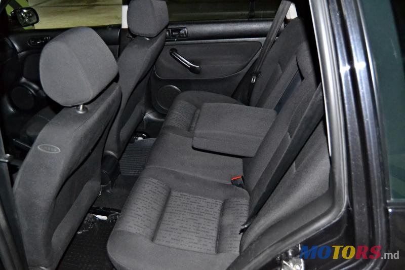 2005' Volkswagen Golf photo #3