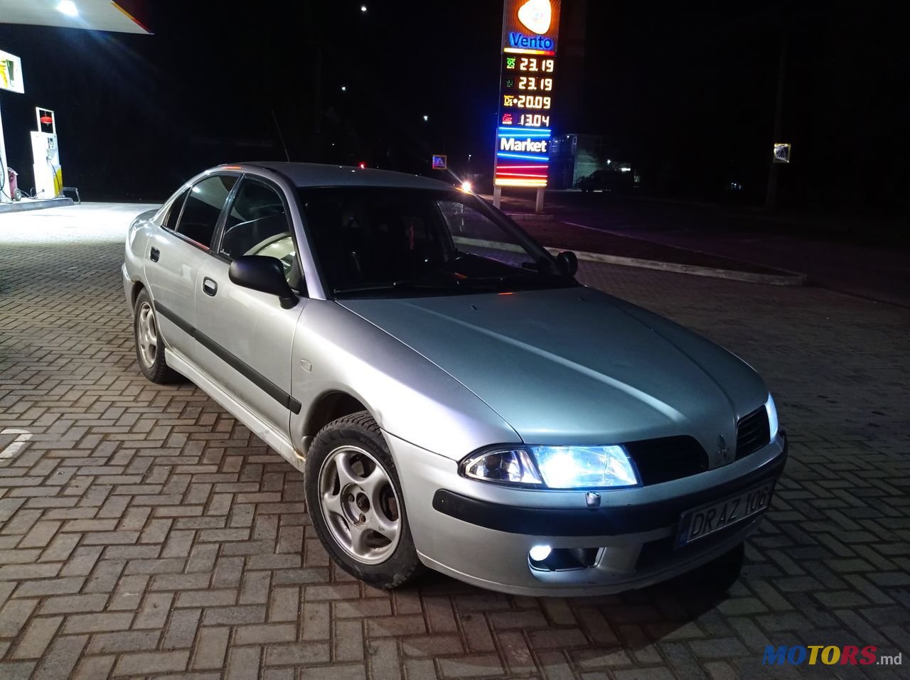 2002' Mitsubishi Carisma photo #1