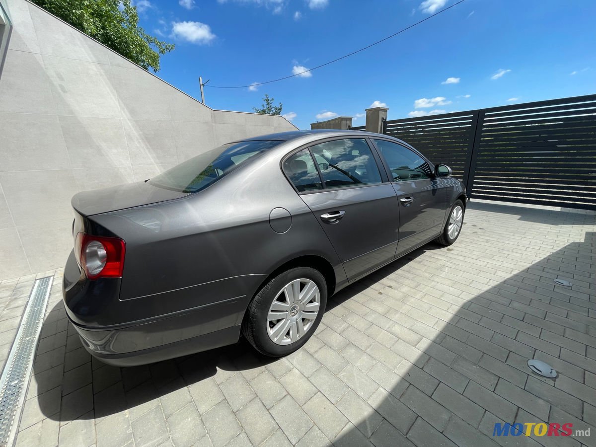 2005' Volkswagen Passat photo #4