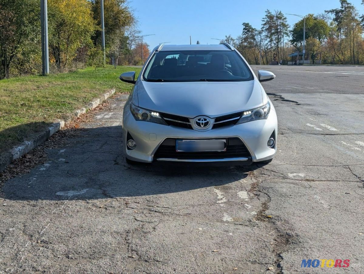 2013' Toyota Auris photo #4