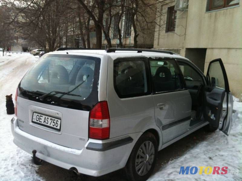 2000' Mitsubishi Space Wagon photo #2