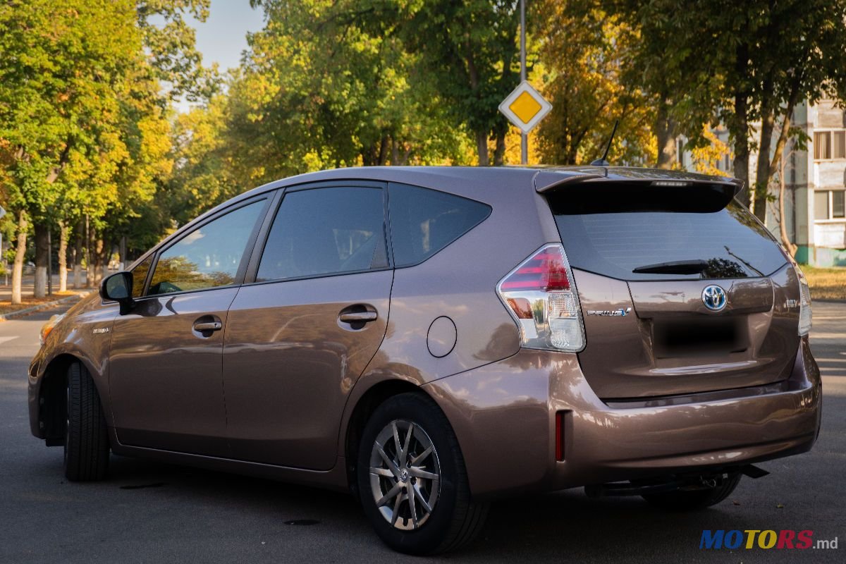 2017' Toyota Prius v photo #3