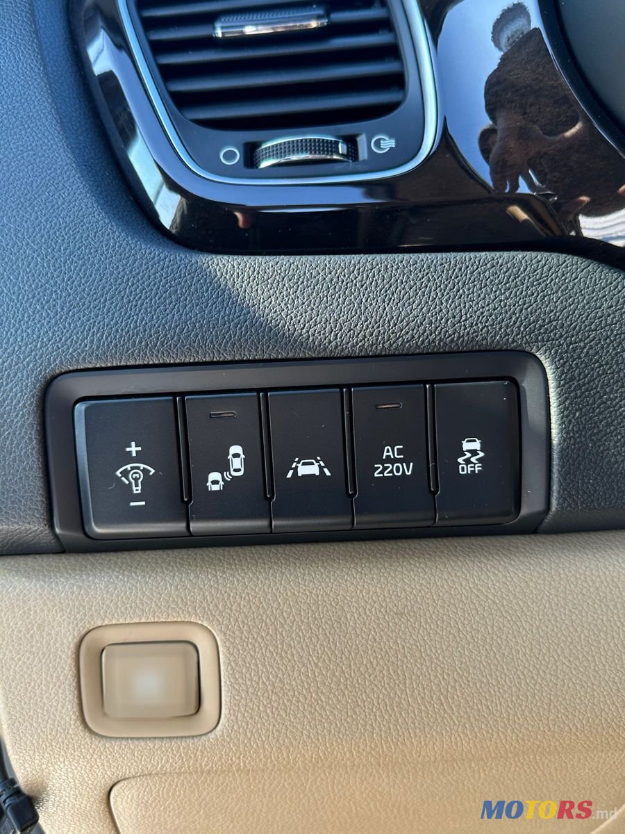 2019' Kia Carnival photo #5