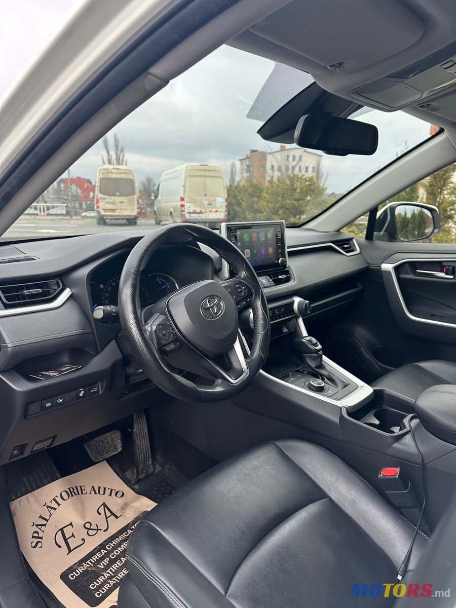 2019' Toyota RAV4 photo #6