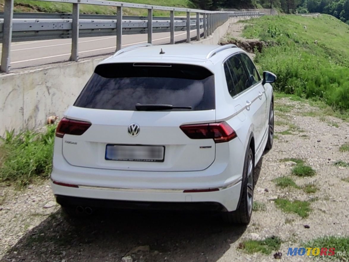 2019' Volkswagen Tiguan photo #5