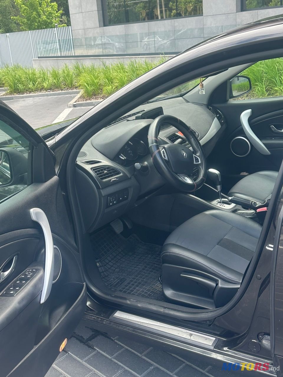 2011' Renault Fluence photo #6