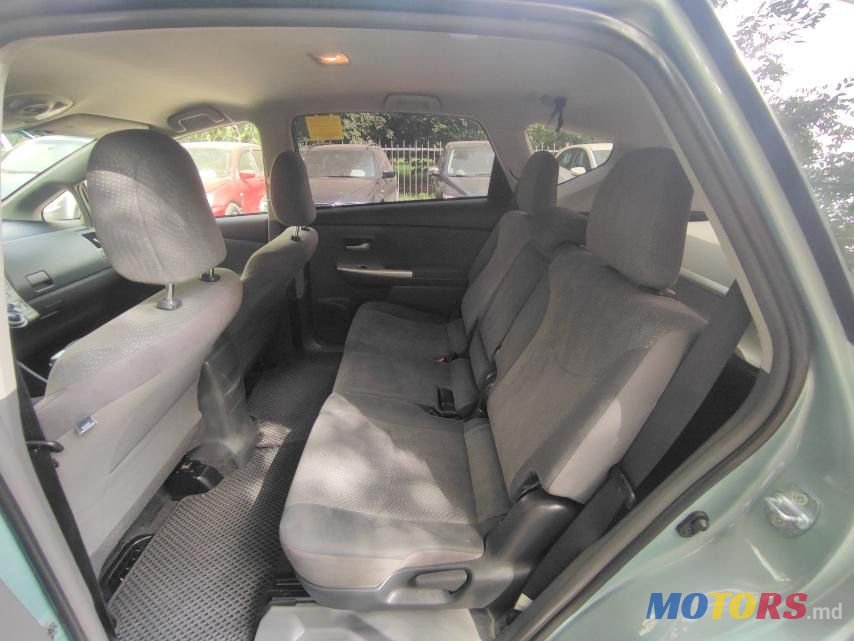 2012' Toyota Prius v photo #2