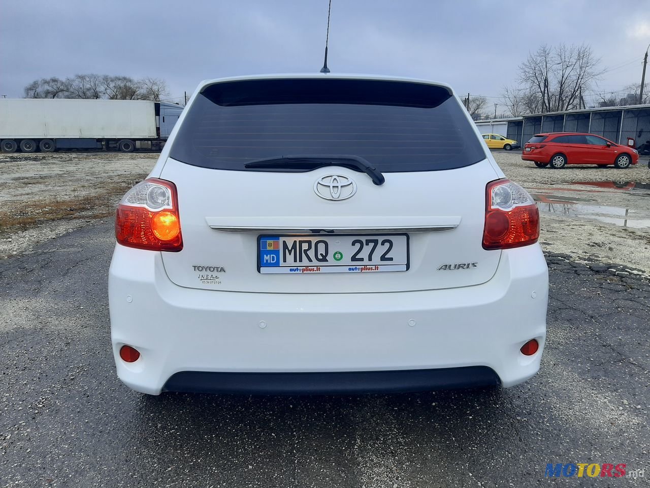 2012' Toyota Auris photo #2