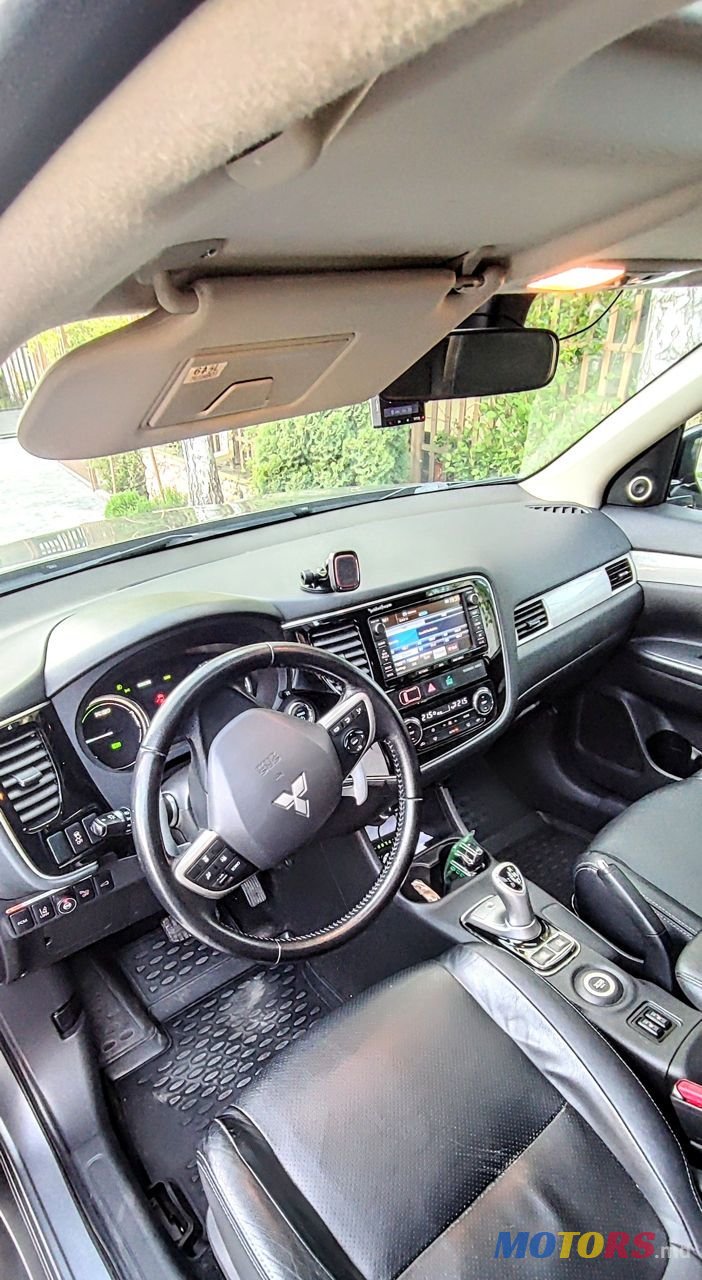 2014' Mitsubishi Outlander photo #2