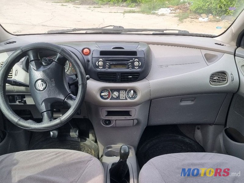 2001' Nissan Almera Tino photo #6