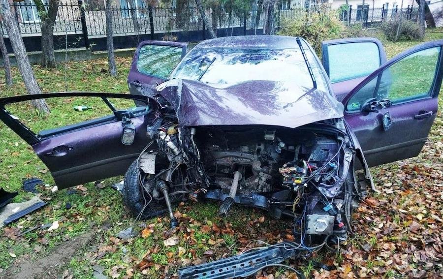 В центре Кишинёва 18-летний пьяный водитель врезался в столб