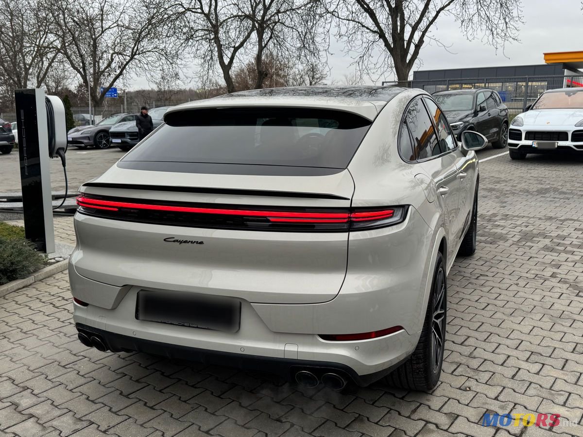 2024' Porsche Cayenne Coupe photo #4