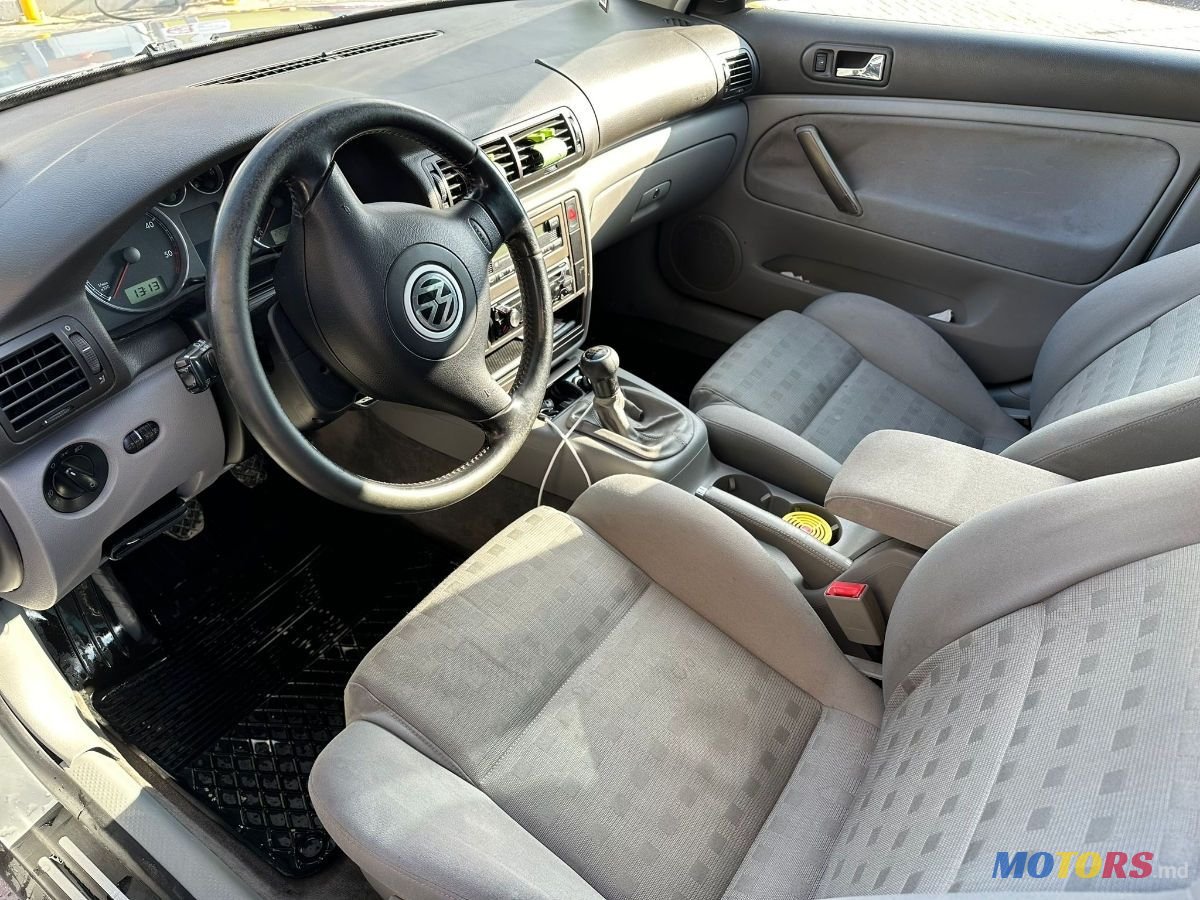 2002' Volkswagen Passat photo #3