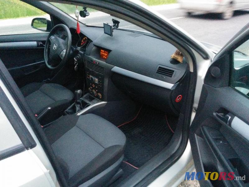 2005' Opel Astra photo #2