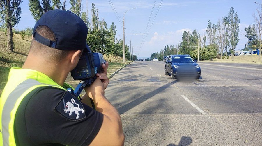 Poliţia a şi suspendat deja primele permise de conducere, după înăsprirea pedepselor pentru depăşirea vitezei în Moldova