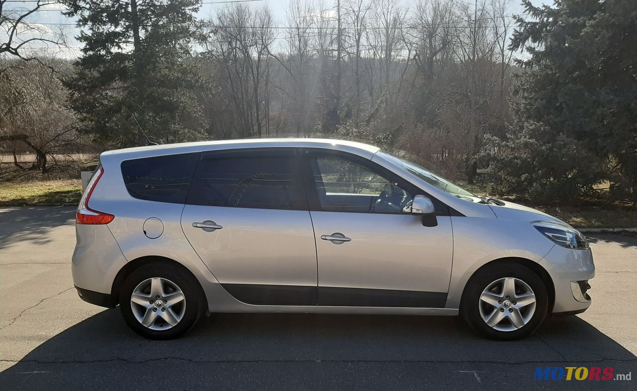 2012' Renault Grand Scenic photo #5