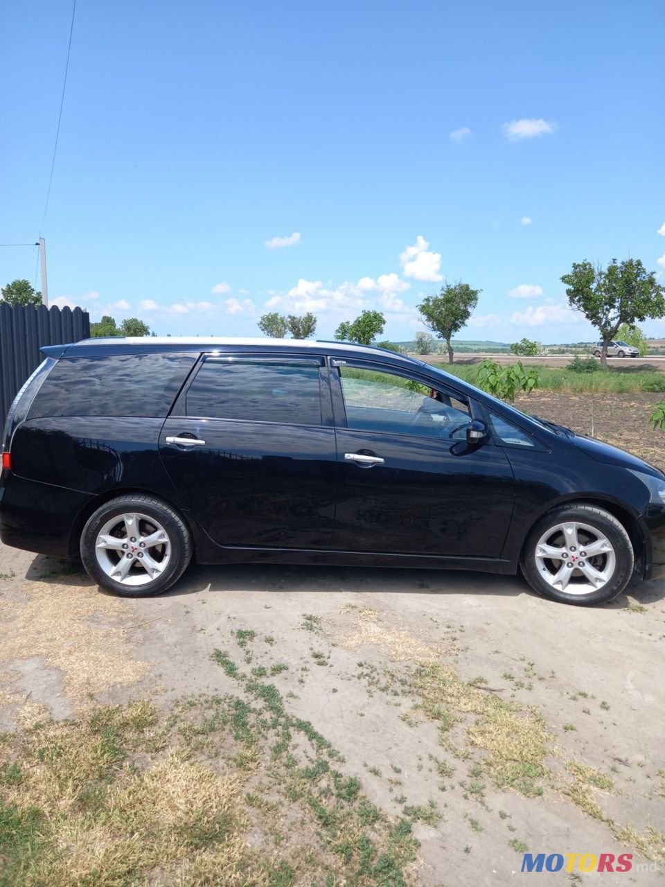 2009' Mitsubishi Grandis photo #1