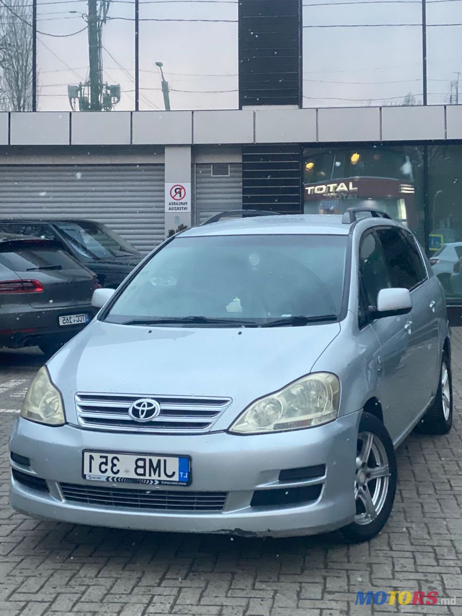 2005' Toyota Avensis Verso photo #2